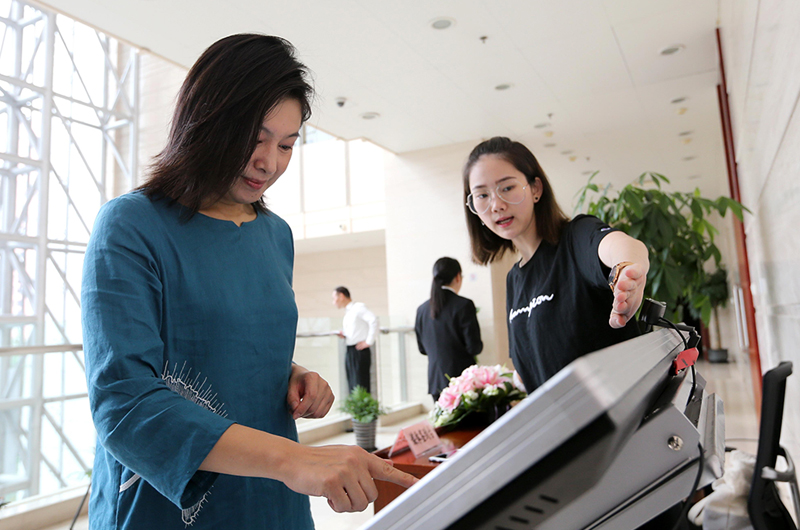 患者或代掛號人持身份證"刷臉"認(rèn)證